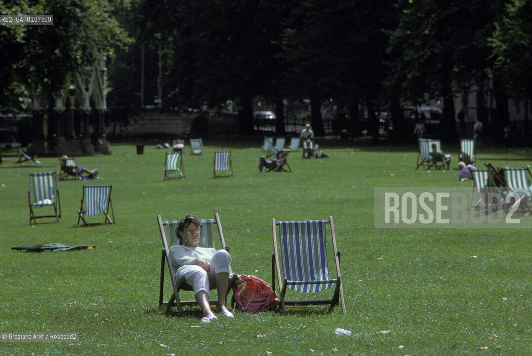 ( GRAN BRETAGNA  )  LONDRA  :  VICTORIA TOWER GARDENS  © 1990 Graziano Arici/Rosebud2 / GEO GIARDINO