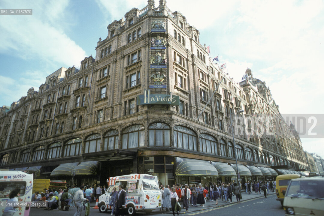 ( GRAN BRETAGNA  )  LONDRA  :  I  GRANDI MAGAZZINI HARRODS  © 1990 Graziano Arici/Rosebud2 / GEO