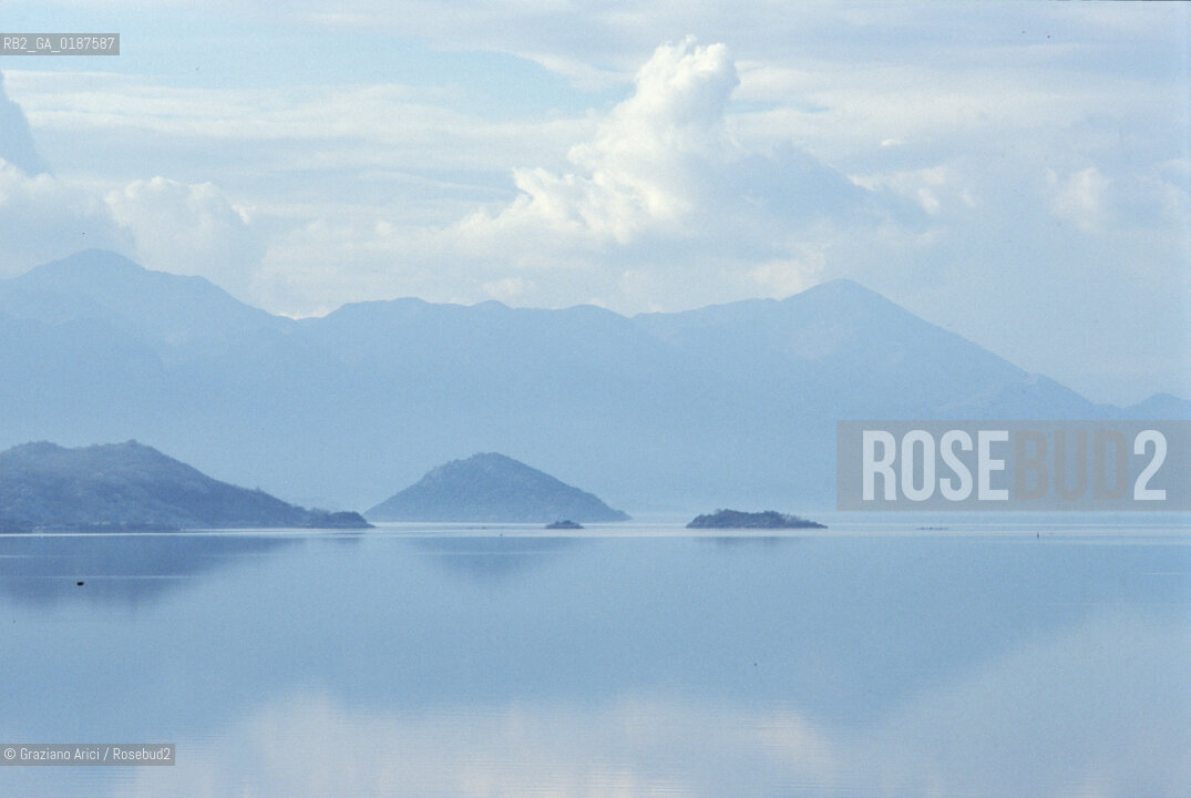 ( ALBANIA  ) SCUTARI : IL LAGO E LE MONTAGNE DEL MONTENEGRO  © 2002 Graziano Arici/Rosebud2 / GEO