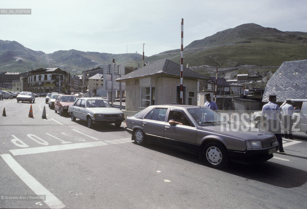 (  ANDORRA  ) ANDORRA : POSTO DI FRONTIERA CON LA FRANCIA  © 2002 Graziano Arici/Rosebud2 / GEO PIRENEI