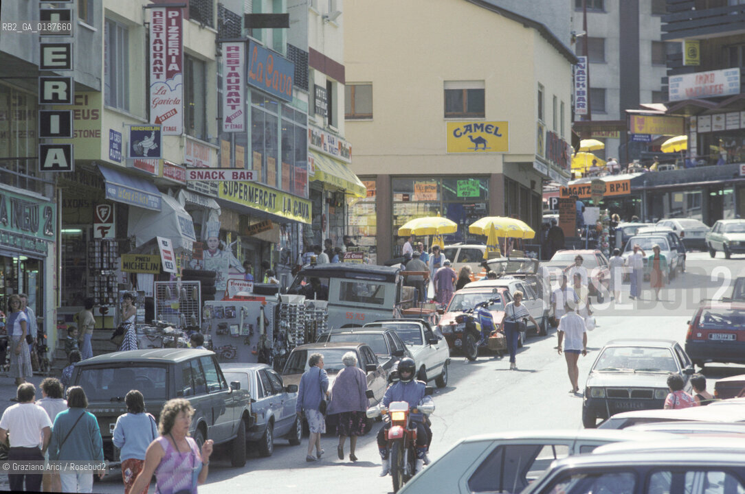 (  ANDORRA  ) ANDORRA  LA VELLA : STRADA DEL CENTRO  © 2002 Graziano Arici/Rosebud2 / GEO PIRENEI