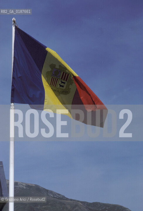 (  ANDORRA  ) ANDORRA  LA VELLA : BANDIERA  © 2002 Graziano Arici/Rosebud2 / GEO PIRENEI