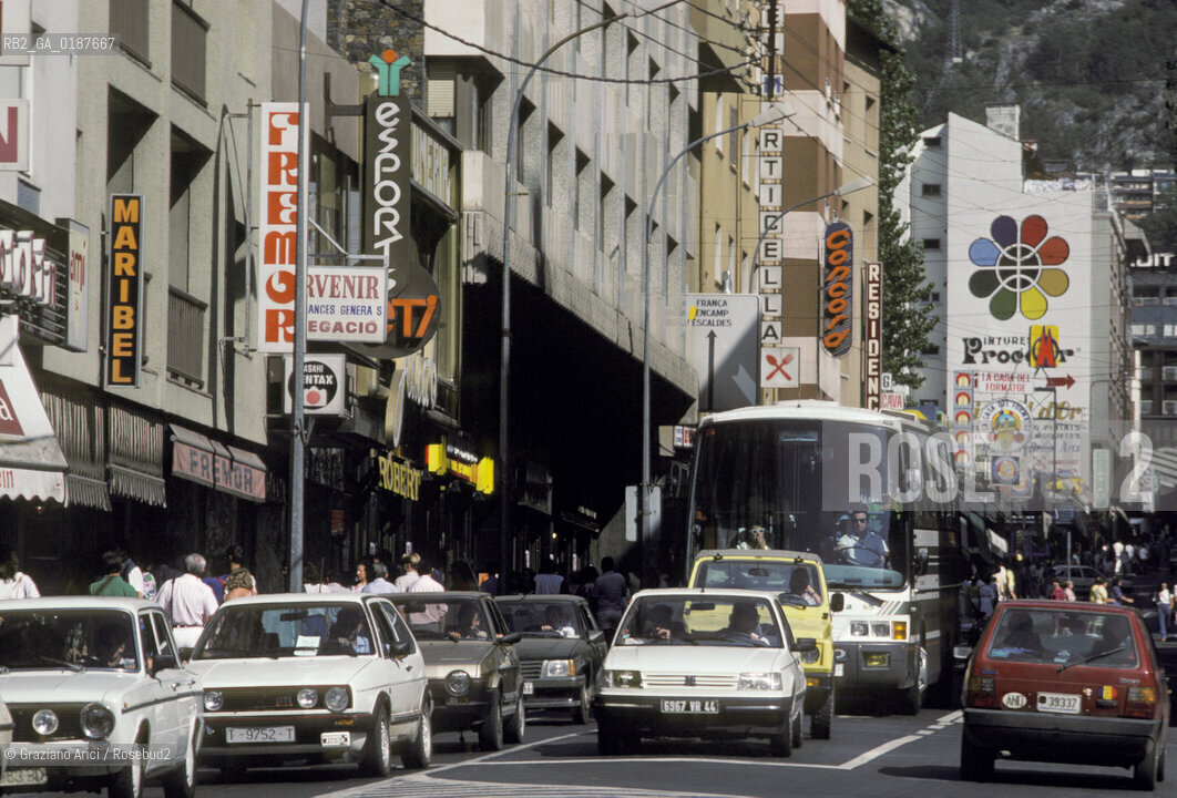 (  ANDORRA  ) ANDORRA  LA VELLA : STRADA DEL CENTRO  © 2002 Graziano Arici/Rosebud2 / GEO PIRENEI