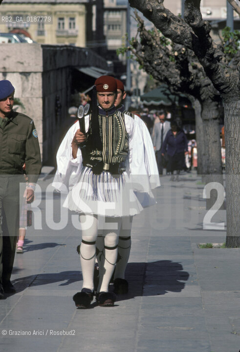 ( GRECIA  ) ATENE :MONUMENTO AL MILITE IGNOTO  - © 1990 Graziano Arici/Rosebud2 / GEO / SOLDATO EUZONES