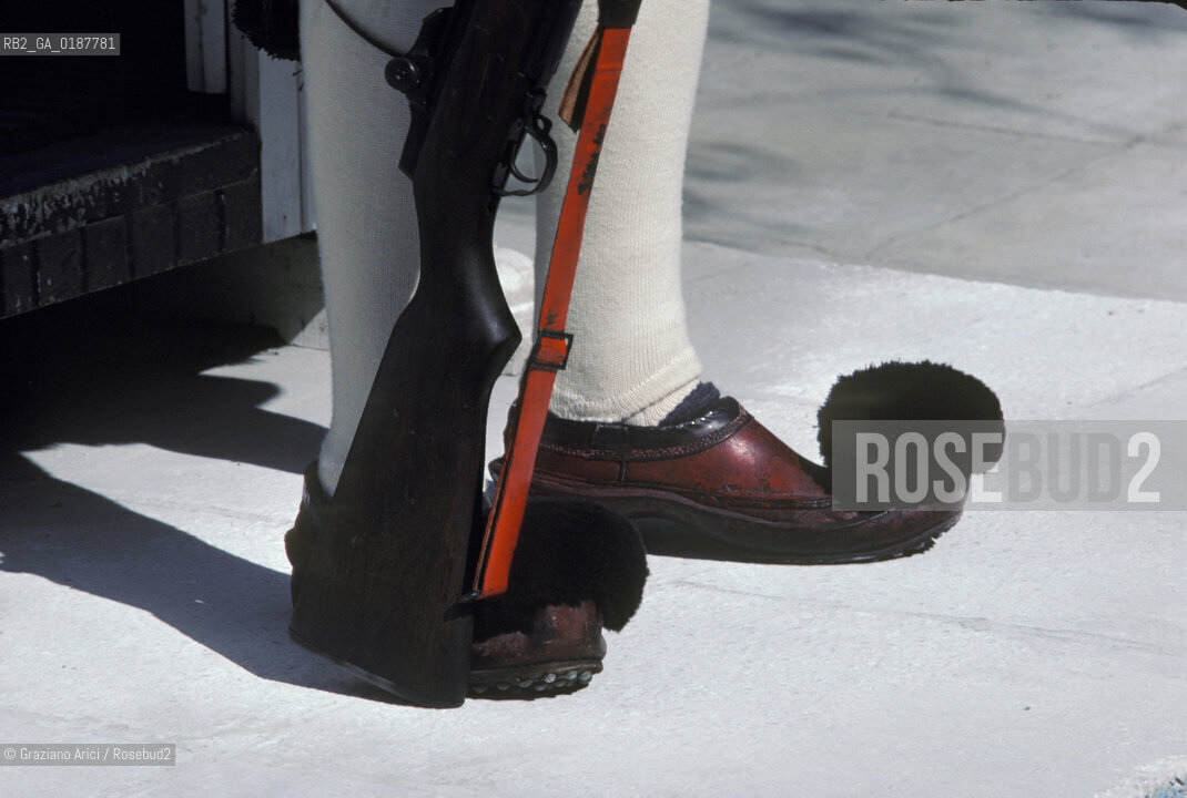 ( GRECIA  ) ATENE :MONUMENTO AL MILITE IGNOTO  - © 1990 Graziano Arici/Rosebud2 / GEO / SOLDATO EUZONES / SCARPE