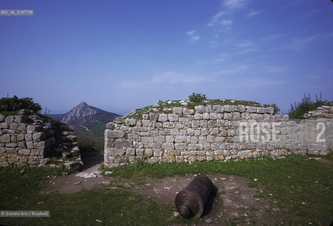 ( GRECIA  ) CORINTO : FORTEZZA VENEZIANA DI ACROCORINTO  - © 1990 Graziano Arici/Rosebud2 / GEO / PELOPPONESO / TEMPIO DI AFRODITE