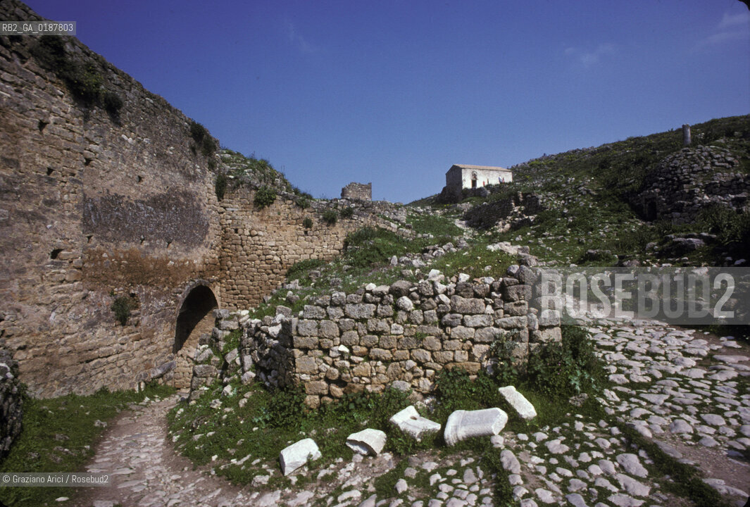 ( GRECIA  ) CORINTO : FORTEZZA VENEZIANA DI ACROCORINTO  - © 1990 Graziano Arici/Rosebud2 / GEO / PELOPPONESO / TEMPIO DI AFRODITE