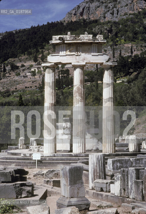 ( GRECIA  ) DELFI : IL TEMPIO ROTONDO THOLOS  © 1990 Graziano Arici/Rosebud2 / GEO / FOCIDE