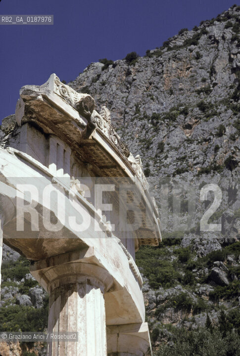 ( GRECIA  ) DELFI : IL TEMPIO ROTONDO THOLOS  © 1990 Graziano Arici/Rosebud2 / GEO / FOCIDE /