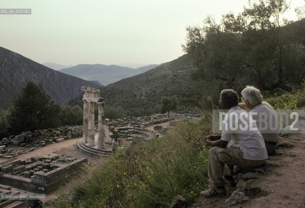 ( GRECIA  ) DELFI : IL TEMPIO ROTONDO THOLOS  © 1990 Graziano Arici/Rosebud2 / GEO / FOCIDE /