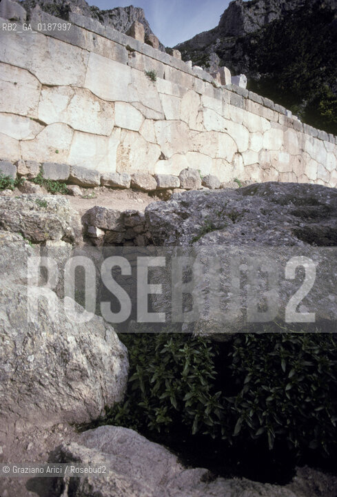 ( GRECIA  ) DELFI : ROVINE DEL TEMPIO DI APOLLO  © 1990 Graziano Arici/Rosebud2 / GEO / FOCIDE / ORACOLO