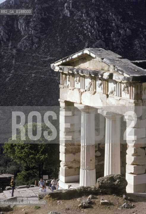( GRECIA  ) DELFI : LA VIA SACRA IL TESORO DEGLI ATENIESI  © 1990 Graziano Arici/Rosebud2 / GEO / FOCIDE.