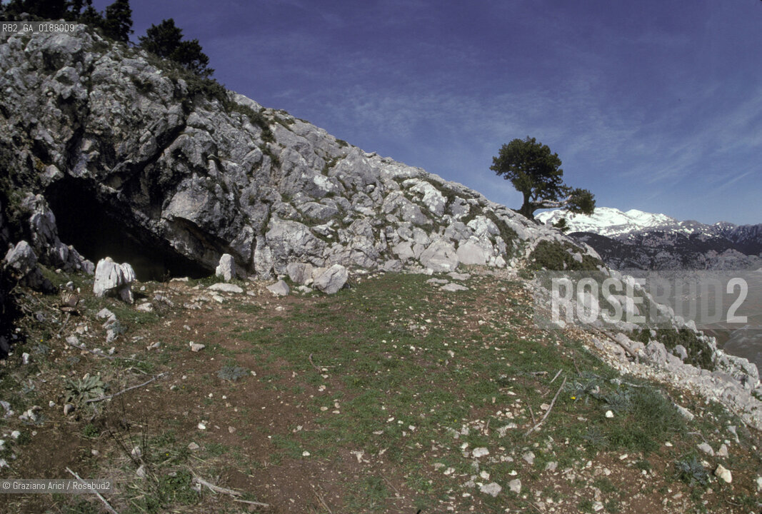 ( GRECIA  ) DELFI : LA GOTTA DI PAN E DELLE NINFE SUL MONTE PARNASO  © 1990 Graziano Arici/Rosebud2 / GEO / FOCIDE / BACCANTI