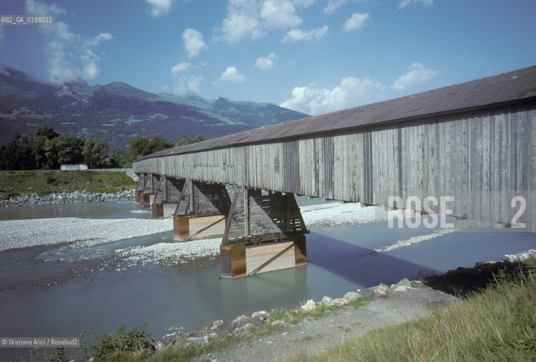 ( PRINCIPATO DEL LIECHTENSTEIN  ) VADUZ : PONTE SUL FIUME RENO  © 2002 Graziano Arici/Rosebud2 / GEO