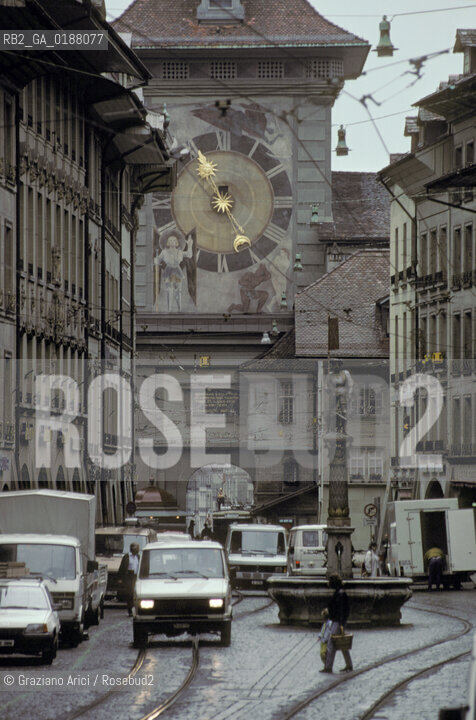 ( SVIZZERA CONFEDERAZIONE ELVETICA  ) BERNA : LA STRADA MARKTGASSE  E LA TORRE DELLOROLOGIO © 1995 Graziano Arici/Rosebud2 / GEO
