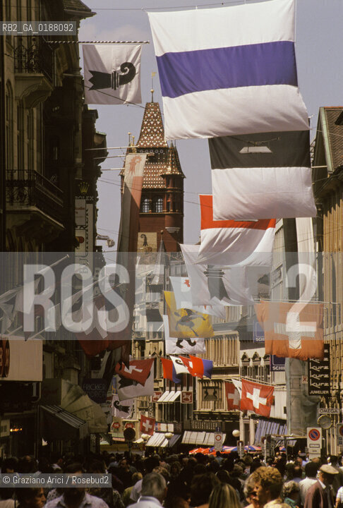 ( SVIZZERA CONFEDERAZIONE ELVETICA  ) BASILEA : LA FREIE STRASSE  © 1995 Graziano Arici/Rosebud2 / GEO BANDIERA