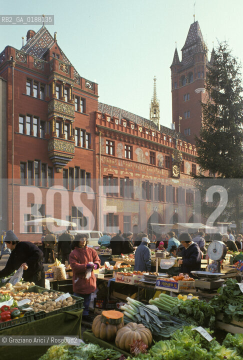 ( SVIZZERA CONFEDERAZIONE ELVETICA  ) BASILEA : RATHAUS PLATZ E IL MUNICIPIO RATHAUS  © 1995 Graziano Arici/Rosebud2 / GEO ROSSO MERCATO