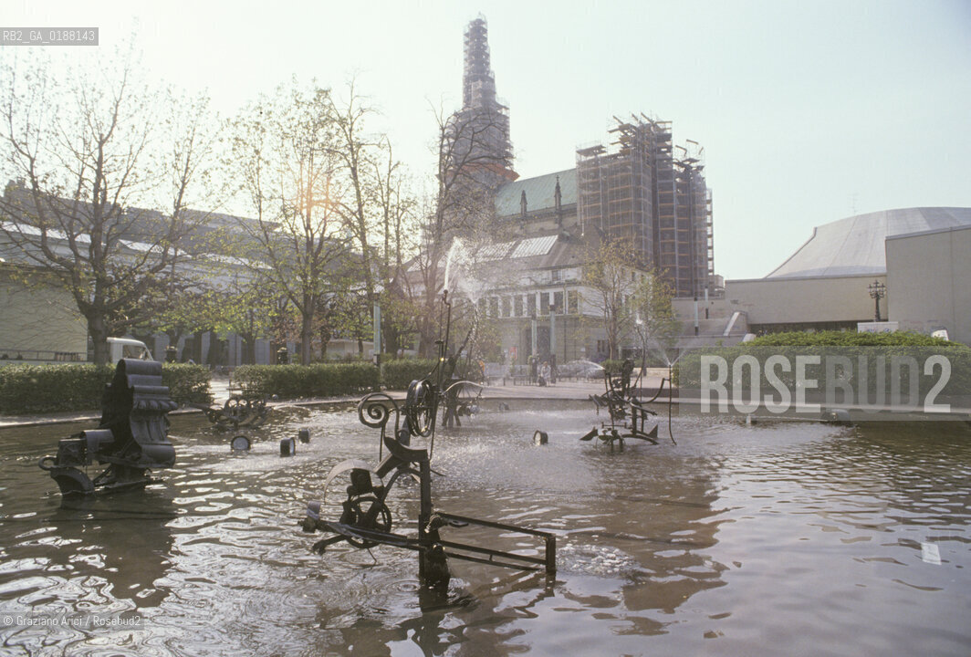 ( SVIZZERA CONFEDERAZIONE ELVETICA  ) BASILEA : FONTANA DI TINGUELY DAVANTI ALLO STADTTHEATER  © 1995 Graziano Arici/Rosebud2 / GEO TEATRO ARTE