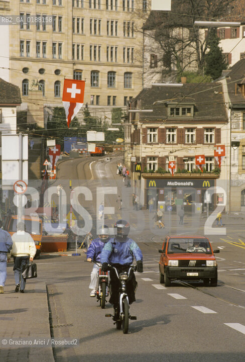 ( SVIZZERA CONFEDERAZIONE ELVETICA  ) BASILEA : LA STRADA STEINENBERG   © 1995 Graziano Arici/Rosebud2 / GEO