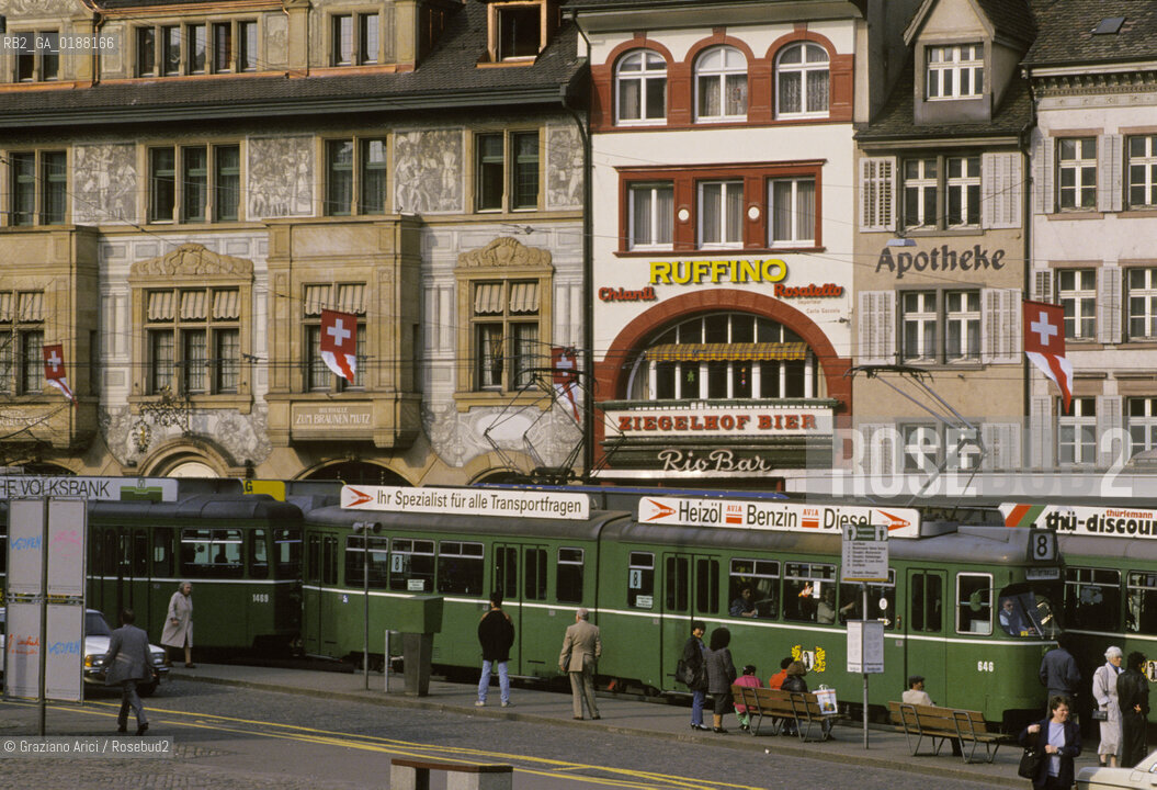 ( SVIZZERA CONFEDERAZIONE ELVETICA  ) BASILEA : LA BARFUSSERPLATZ   © 1995 Graziano Arici/Rosebud2 / GEO /  TRAM