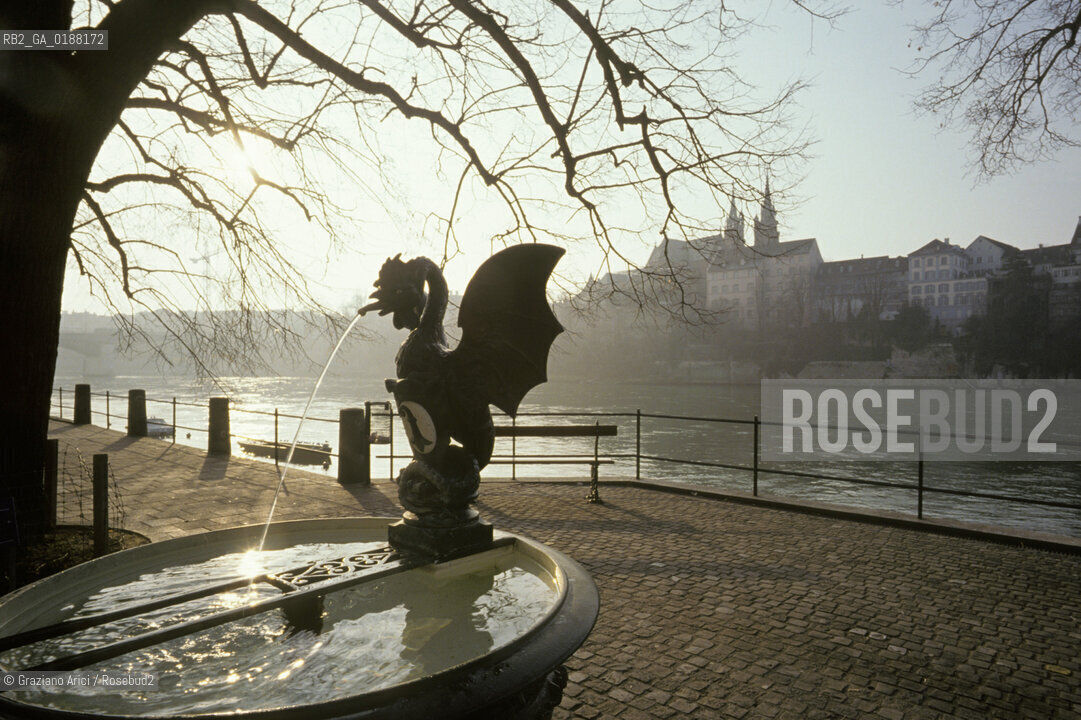 ( SVIZZERA CONFEDERAZIONE ELVETICA  ) BASILEA :  KLEINE BASEL E IL LUNGORENO   © 1995 Graziano Arici/Rosebud2 / GEO /  FIUME RENO FONTANA