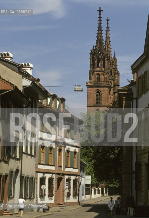 ( SVIZZERA CONFEDERAZIONE ELVETICA  ) BASILEA :  CASE DEL CENTRO STORICO  E CATTEDRALE MUNSTER © 1995 Graziano Arici/Rosebud2 / GEO