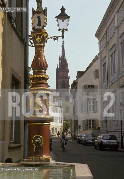 ( SVIZZERA CONFEDERAZIONE ELVETICA  ) BASILEA :  CASE DEL CENTRO STORICO  E CATTEDRALE MUNSTER © 1995 Graziano Arici/Rosebud2 / GEO FONTANA