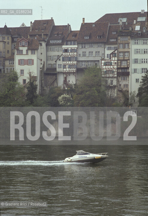 ( SVIZZERA CONFEDERAZIONE ELVETICA  ) BASILEA :  CASE DEL CENTRO STORICO  SUL FIUME RENO  © 1995 Graziano Arici/Rosebud2 / GEO MOTOSCAFO
