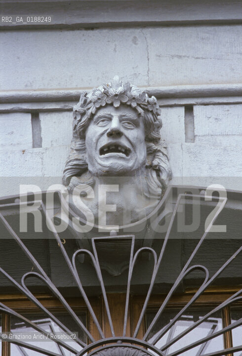 ( SVIZZERA CONFEDERAZIONE ELVETICA  ) BASILEA :  CASE DEL CENTRO STORICO  BLAUES HAUS  © 1995 Graziano Arici/Rosebud2 / GEO BLU MASCHERONE