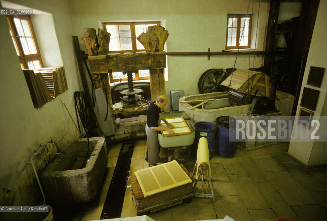 ( SVIZZERA CONFEDERAZIONE ELVETICA  ) BASILEA :  ANTICA CARTIERA  © 1995 Graziano Arici/Rosebud2 / GEO CARTA