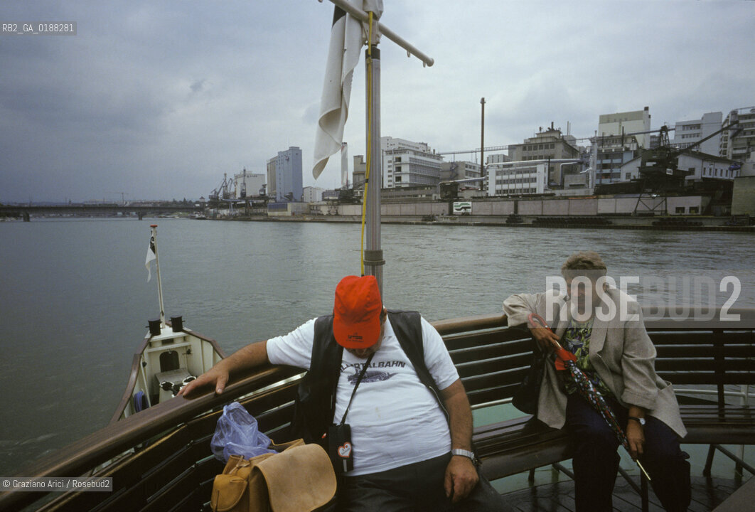 ( SVIZZERA CONFEDERAZIONE ELVETICA  ) BASILEA : BATTELLO SUL FIUME RENO    © 1995 Graziano Arici/Rosebud2 / GEO CAPPELLO ROSSO