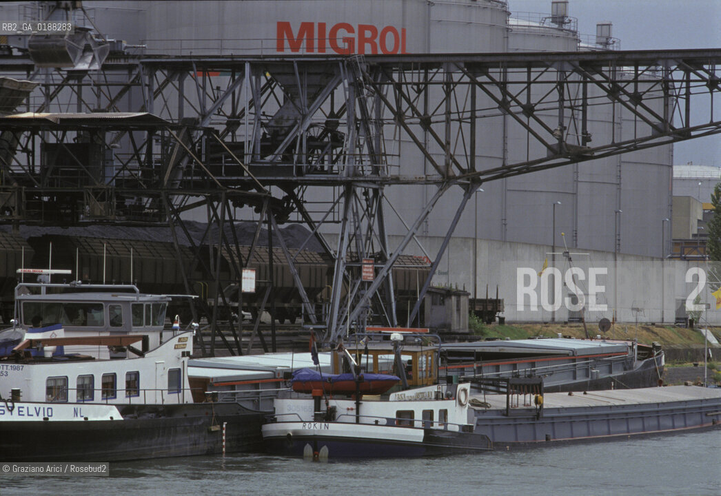 ( SVIZZERA CONFEDERAZIONE ELVETICA  ) BASILEA : INDUSTRIE CHIMICHE SUL FIUME RENO    © 1995 Graziano Arici/Rosebud2 / GEO