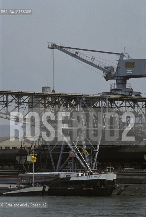( SVIZZERA CONFEDERAZIONE ELVETICA  ) BASILEA : INDUSTRIE CHIMICHE SUL FIUME RENO    © 1995 Graziano Arici/Rosebud2 / GEO