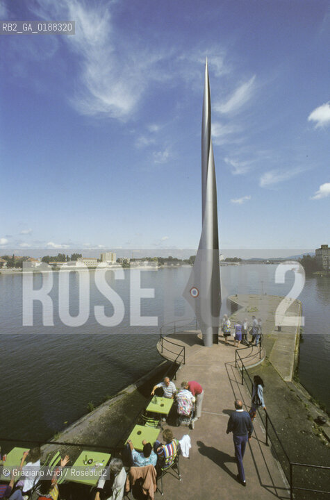 ( SVIZZERA CONFEDERAZIONE ELVETICA  ) BASILEA : PORTO FLUVIALE IL DREILANDERECKE IL  PUNTO DI FRONTIERA DOVE SI INCONTRANO TRE STATI    © 1995 Graziano Arici/Rosebud2 / GEO CONFINE FIUME RENO