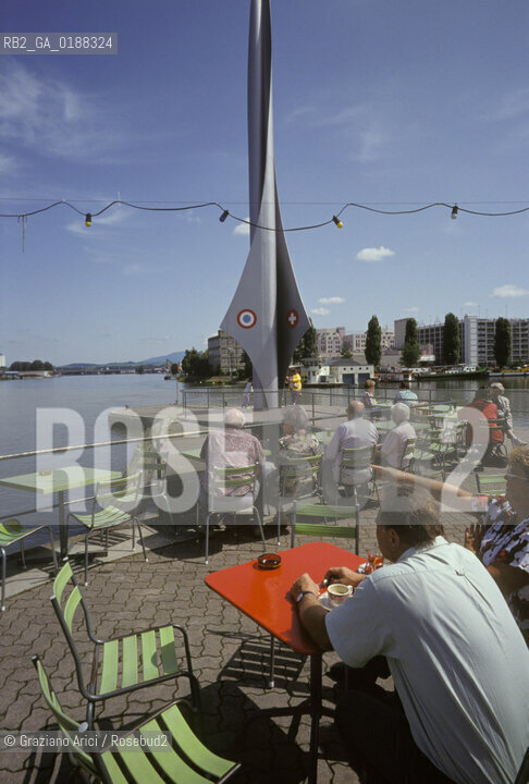 ( SVIZZERA CONFEDERAZIONE ELVETICA  ) BASILEA : PORTO FLUVIALE IL DREILANDERECKE IL  PUNTO DI FRONTIERA DOVE SI INCONTRANO TRE STATI    © 1995 Graziano Arici/Rosebud2 / GEO CONFINE FIUME RENO