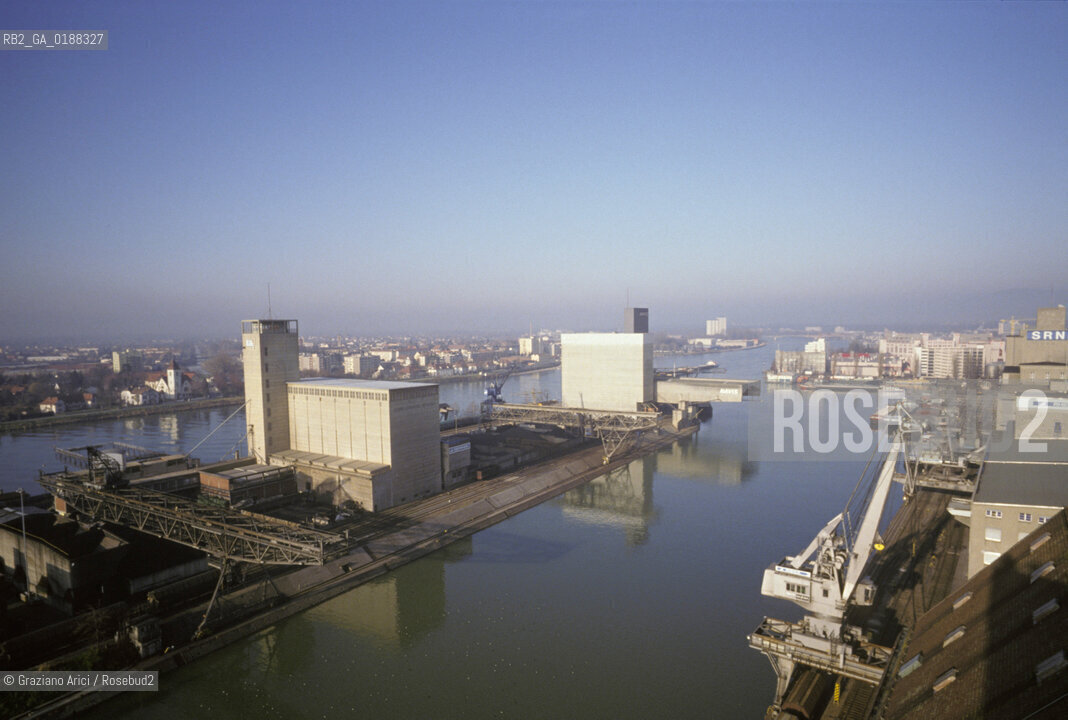 ( SVIZZERA CONFEDERAZIONE ELVETICA  ) BASILEA : PORTO FLUVIALE  © 1995 Graziano Arici/Rosebud2 / GEO  FIUME RENO