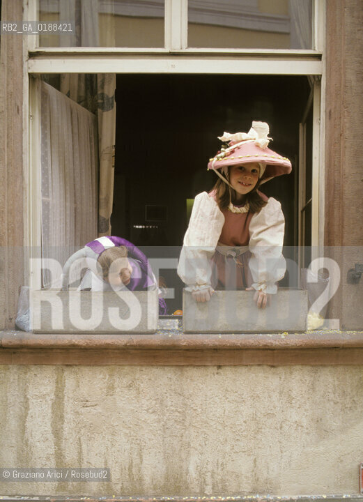 ( SVIZZERA CONFEDERAZIONE ELVETICA  ) BASILEA :  IL CARNEVALE    © 1995 Graziano Arici/Rosebud2 / GEO / MASCHERA FINESTRA