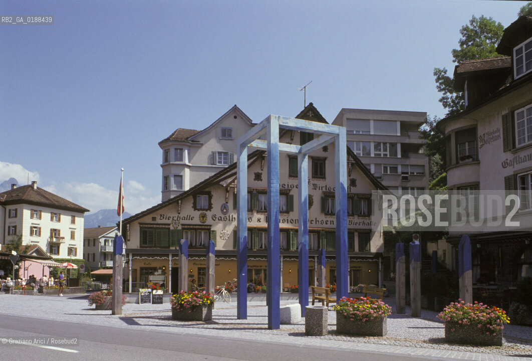 ( SVIZZERA CONFEDERAZIONE ELVETICA  ) CANTONE DI SCHWYZ  BRUNNEN :  LA PIAZZA   © 1995 Graziano Arici/Rosebud2 / GEO