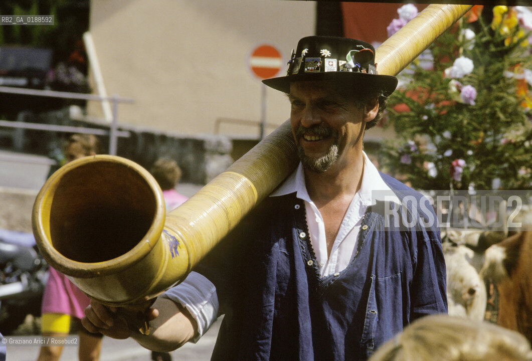 ( SVIZZERA CONFEDERAZIONE ELVETICA  ) CANTONE DI VAUD  VILLAGGIO DI LES AVANTS : FESTA DI PAESE E CORNI ALPINI   © 1995 Graziano Arici/Rosebud2 / GEO