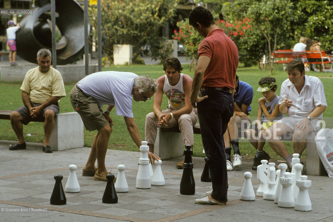 ( SVIZZERA CONFEDERAZIONE ELVETICA  ) CANTONE TICINO  LUGANO  : GIOCO DEGLI SCACCHI  © 1995 Graziano Arici/Rosebud2 / GEO