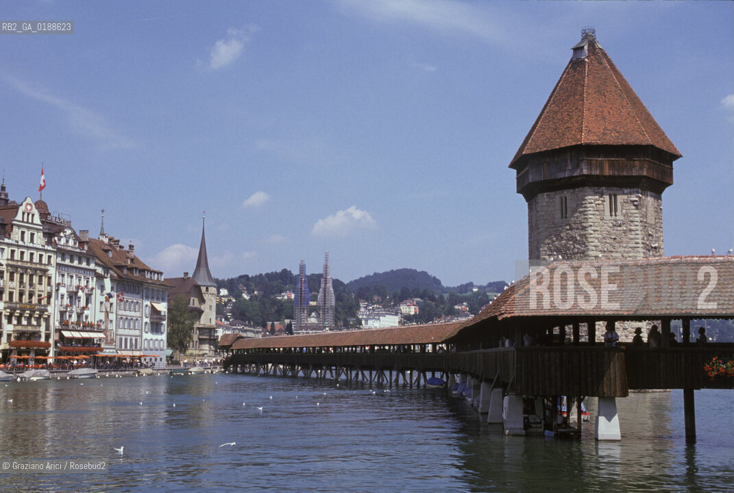 ( SVIZZERA CONFEDERAZIONE ELVETICA  ) CANTONE DI LUCERNA : IL KAPELLBRUCKE CON LA WASSERTURM  © 1995 Graziano Arici/Rosebud2 / GEO