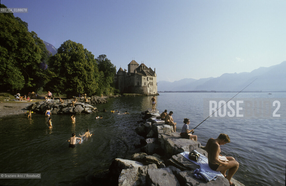 ( SVIZZERA CONFEDERAZIONE ELVETICA  ) CANTONE DI VAUD IL CASTELLO DI CHILLON SUL LAGO DI GINEVRA   © 1995 Graziano Arici/Rosebud2 / GEO PESCA