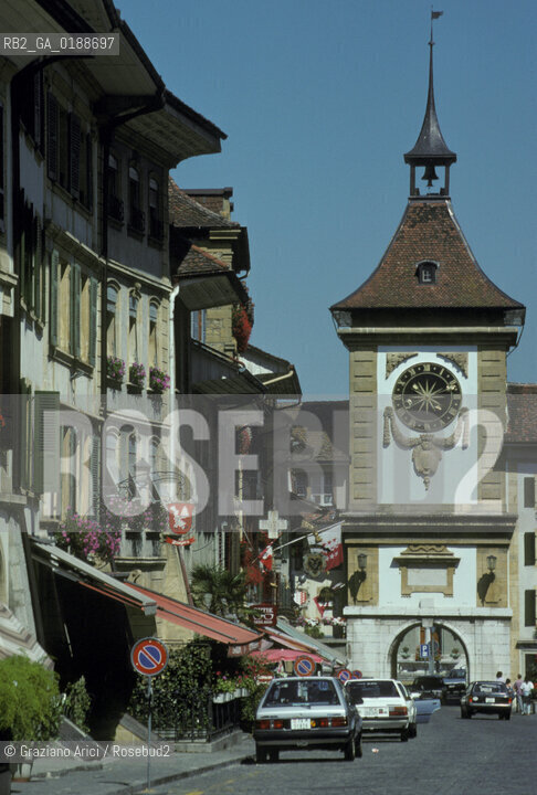 ( SVIZZERA CONFEDERAZIONE ELVETICA  ) CANTONE DI FRIBURGO MURTEN : LA STRADA HAUPTGASSE  © 1995 Graziano Arici/Rosebud2 / GEO TORRE OROLOGIO