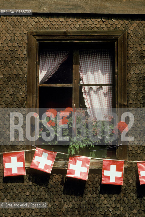 ( SVIZZERA CONFEDERAZIONE ELVETICA  ) CANTONE DI ZURIGO VALLE DELLEMMENTHAL : CASA IN LEGNO  © 1995 Graziano Arici/Rosebud2 / GEO FINESTRA BANDIERA