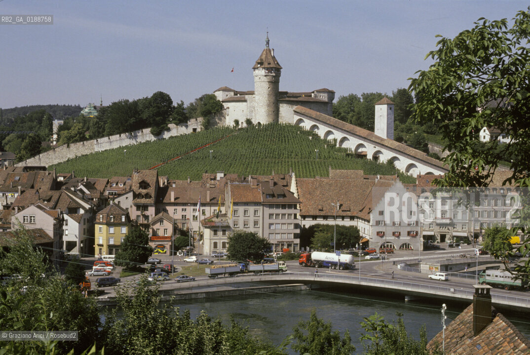 ( SVIZZERA CONFEDERAZIONE ELVETICA  ) CANTONE DI SCIAFFUSA SCIAFFUSA : IL CENTRO STORICO E IL FORTE MUNOT  © 1995 Graziano Arici/Rosebud2 / GEO