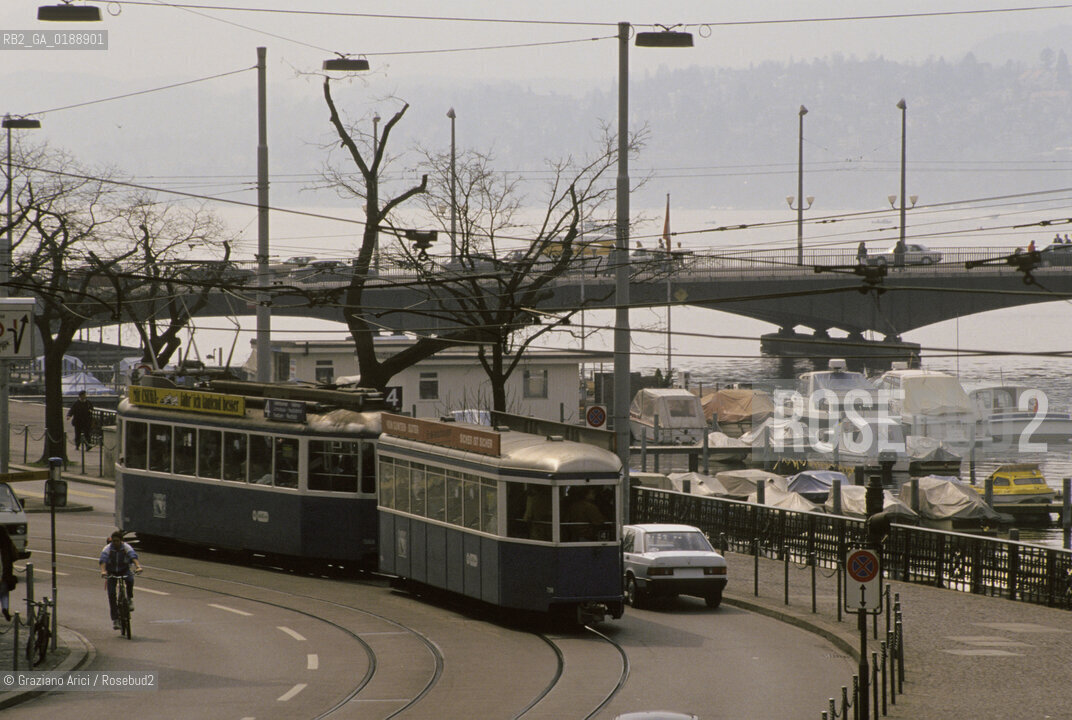 ( SVIZZERA CONFEDERAZIONE ELVETICA  )  CANTONE DI ZURIGO ZURIGO : UNA STRADA DEL CENTRO LUNGO IL FIUME  LIMMAT © 1995 Graziano Arici/Rosebud2 / GEO