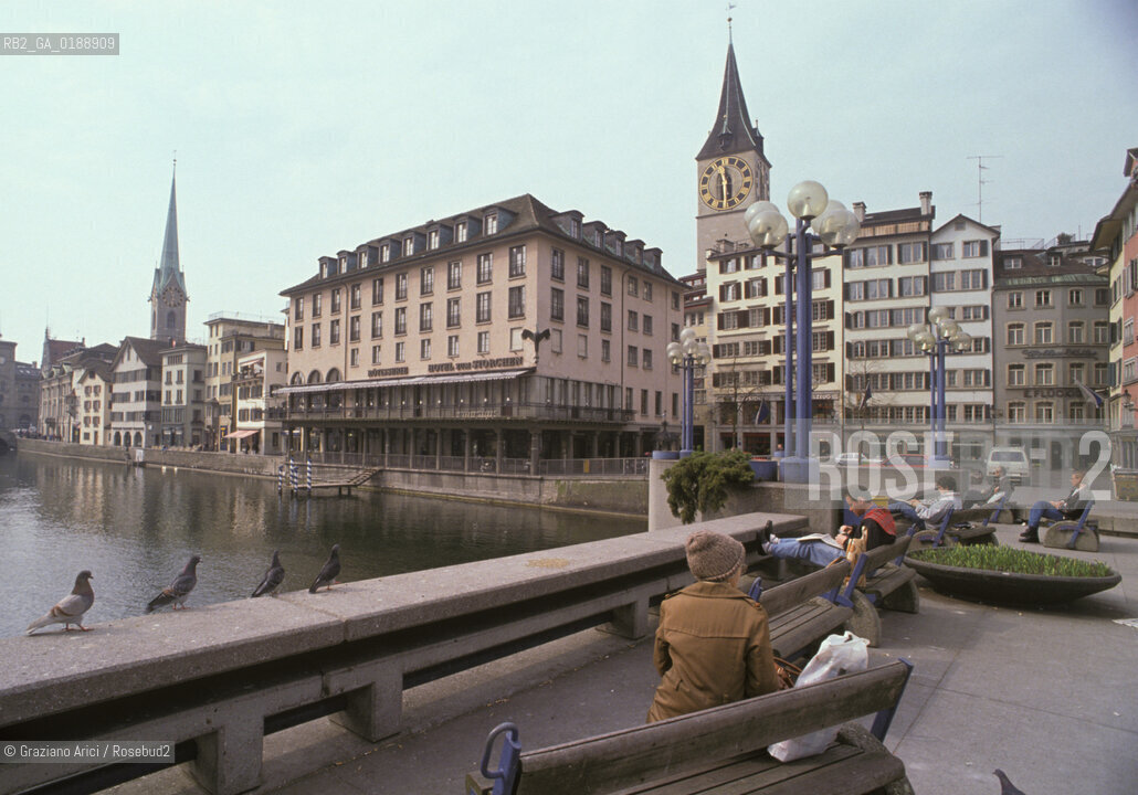 ( SVIZZERA CONFEDERAZIONE ELVETICA  )  CANTONE DI ZURIGO ZURIGO : UNA STRADA DEL CENTRO LUNGO IL FIUME  LIMMAT © 1995 Graziano Arici/Rosebud2 / GEO