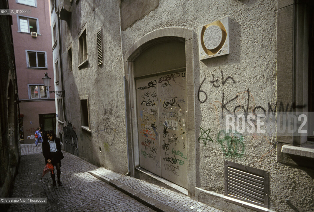 ( SVIZZERA CONFEDERAZIONE ELVETICA  )  CANTONE DI ZURIGO ZURIGO : LUOGO DOVE ESISTEVA IL CABARET VOLTAIRE E FU FONDATO IL DADAISMO  © 1995 Graziano Arici/Rosebud2 / GEO DADA ARTE LETTERATURA