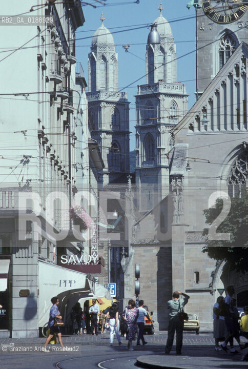 ( SVIZZERA CONFEDERAZIONE ELVETICA  )  CANTONE DI ZURIGO ZURIGO : UNA STRADA DEL CENTRO E LA CATTEDRALE © 1995 Graziano Arici/Rosebud2 / GEO