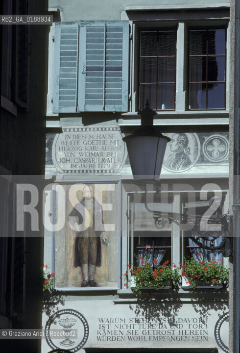 ( SVIZZERA CONFEDERAZIONE ELVETICA  )  CANTONE DI ZURIGO ZURIGO : UN PALAZZO DEL CENTRO DOVE VISSE GOETHE   © 1995 Graziano Arici/Rosebud2 / GEO LETTERATURA